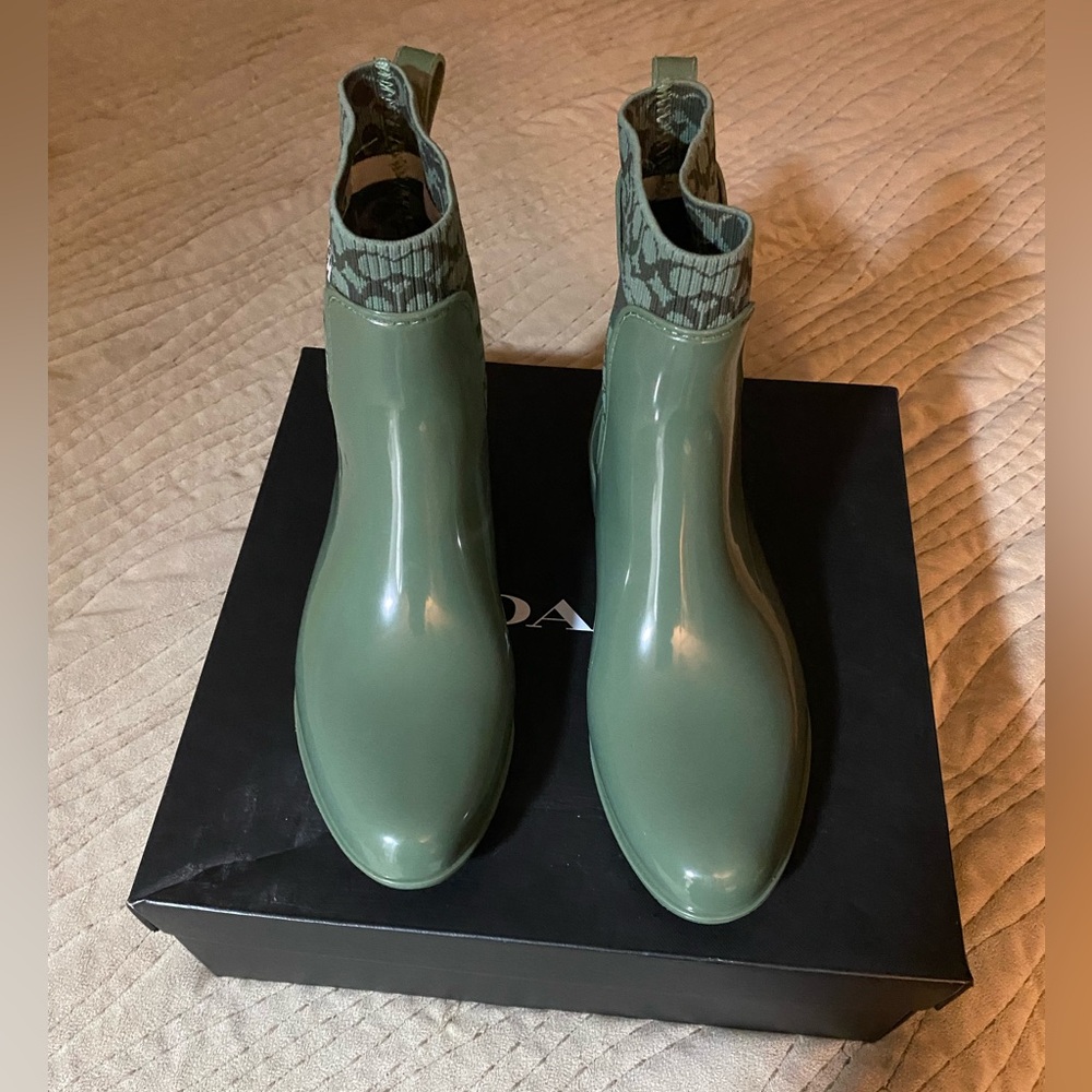 Turf like green Coach boots